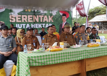 KAPOLRES Tapin AKBP Jimmy Kurniawan bersama forkopimda saat menghadiri zoom meeting bersama Kementan RI pada program Asta Cita penanaman jagung serentak di Indonesia.