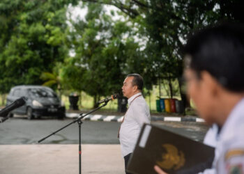 Plh Sekdaprov Kalimantan Selatan, HM Syarifuddin saat menjadi pembina apel pagi di lingkungan Sekretariat Daerah (Setda) Provinsi Kalsel di Banjarbaru