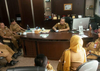 Plh Sekdaprov Kalimantan Selatan, HM Syarifuddin saat memimpin rapat koordinasi (Rakor) di lingkungan Setdaprov Kalsel di Banjarbaru