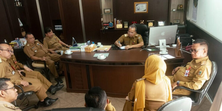 Plh Sekdaprov Kalimantan Selatan, HM Syarifuddin saat memimpin rapat koordinasi (Rakor) di lingkungan Setdaprov Kalsel di Banjarbaru