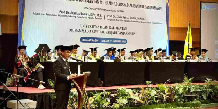 Staf Ahli Gubernur Bidang Pemerintahan, Hukum dan Politik, Adi Santoso, SSos, MSi saat membacakan sambutan tertulis Gubernur Kalsel pada pengukuhan dua orang Guru Besar di Uniska Banjarmasin