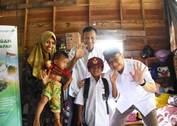 Direktur HR & GA PT Adaro Indonesia Djohan Nurjadi bersama Presdir PT Adaro Indonesia Priyadi berfoto bersama salah satu anak penerima manfaat bernama Sayyid bersama orangtua dan adiknya.