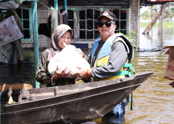 PLH Sekdaprov Kalsel HM Syarifuddin saat menyerahkan bantuan tanggap darurat untuk korban bencana alam Banjir di Kecamatan Kurau, Kabupaten Tala.