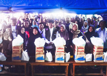 GUBERNUR Kalsel H Muhidin berfoto bersama warga di Kecamatan Martapura Barat di sela penyerahan bantuan tanggap darurat pada ratusan KK korban terdampak banjir.