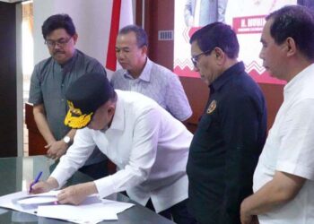 GUBERNUR Kalimantan Selatan H Muhidin saat menandatangani Surat Keputusan Panitia Daerah sebagai bagian dari persiapan acara HPN 2025, disaksikan Plh Sekdaprov Kalsel, HM Syarifuddin dan Ketua Umum PWI Pusat, Hendry Ch Bangun.