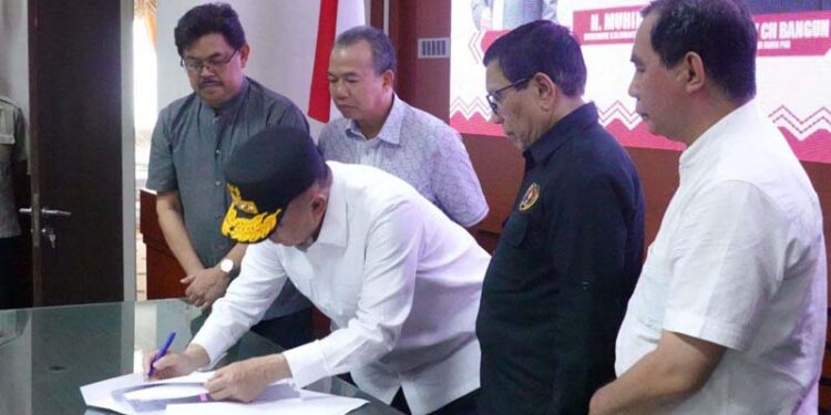 GUBERNUR Kalimantan Selatan H Muhidin saat menandatangani Surat Keputusan Panitia Daerah sebagai bagian dari persiapan acara HPN 2025, disaksikan Plh Sekdaprov Kalsel, HM Syarifuddin dan Ketua Umum PWI Pusat, Hendry Ch Bangun.