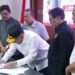 GUBERNUR Kalimantan Selatan H Muhidin saat menandatangani Surat Keputusan Panitia Daerah sebagai bagian dari persiapan acara HPN 2025, disaksikan Plh Sekdaprov Kalsel, HM Syarifuddin dan Ketua Umum PWI Pusat, Hendry Ch Bangun.