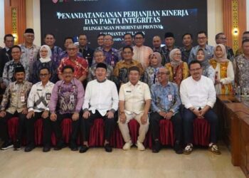 Gubernur Kalimantan Selatan, H Muhidin berfoto bersama pejabat di lingkungan Pemprov Kalsel usai memimpin rapat koordinasi (Rakor), penanandatangan kinerja dan pakta integritas di Banjarmasin