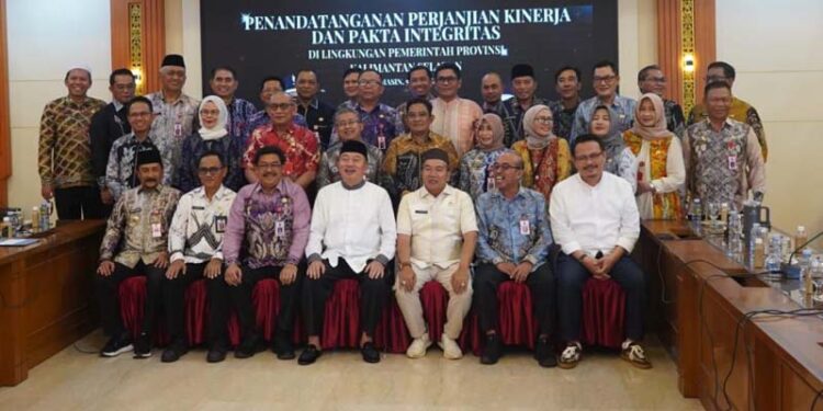 Gubernur Kalimantan Selatan, H Muhidin berfoto bersama pejabat di lingkungan Pemprov Kalsel usai memimpin rapat koordinasi (Rakor), penanandatangan kinerja dan pakta integritas di Banjarmasin