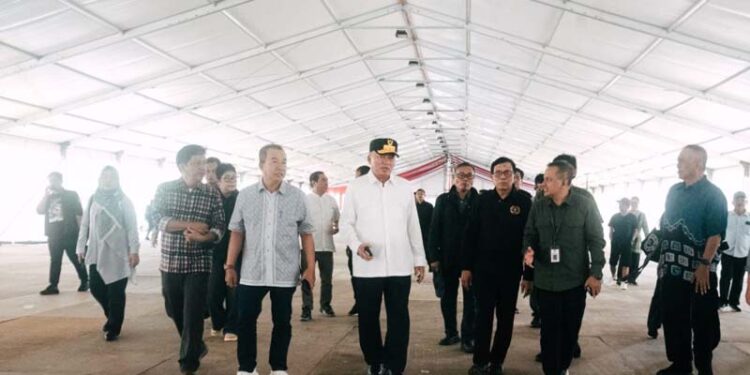 Gubernur Kalimantan Selatan, H Muhidin ketika meninjau persiapan pelaksanaan puncak peringatan Hari Pers Nasional (HPN) tahun 2025 di Banjarbaru.