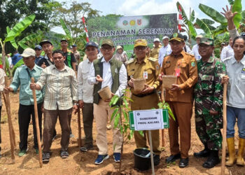 Staf Ahli Menteri Kehutanan Bidang Hubungan Antarlembaga Fahrizal Fitri SHut MP di dampingi Direktur Penyiapan Kawasan Perhutanan Sosial Dr Marcus Octavianus Susatyo SHut MP berfoto bersama saat penanaman serentak Agroforestry Pangan di Desa Asam Randah, Kecamatan Hatungun, Selasa (4/2).