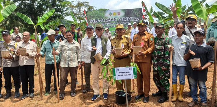 Staf Ahli Menteri Kehutanan Bidang Hubungan Antarlembaga Fahrizal Fitri SHut MP di dampingi Direktur Penyiapan Kawasan Perhutanan Sosial Dr Marcus Octavianus Susatyo SHut MP berfoto bersama saat penanaman serentak Agroforestry Pangan di Desa Asam Randah, Kecamatan Hatungun, Selasa (4/2).
