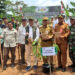 Staf Ahli Menteri Kehutanan Bidang Hubungan Antarlembaga Fahrizal Fitri SHut MP di dampingi Direktur Penyiapan Kawasan Perhutanan Sosial Dr Marcus Octavianus Susatyo SHut MP berfoto bersama saat penanaman serentak Agroforestry Pangan di Desa Asam Randah, Kecamatan Hatungun, Selasa (4/2).