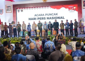 TABUH GENDANG – Sejumlah tamu yang hadir seperti Plh Sekdaprov Kalsel Muhammad Syarifuddin, Pangdam VI/Mulawarman Mayjen TNI Rudy Rachmat Nugraha, Kapolda Kalsel Irjen Rosyanto Yudha Hermawan, menabuh gendang menandai puncak peringatan Pers Nasional ( HPN) 2025 Banjarmasin, di halaman Kantor Gubernur Kalimantan Selatan, pada Minggu (9/2) siang.