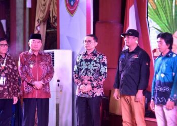 Gubernur Kalimantan Selatan, H Muhidin (dua dari kiri) bersama Menteri Kebudayaan RI, Fadli Zon dan Ketua Umum PWI Pusat, Hendry Ch Bangun saat menghadiri gala Dinner dalam rangkaian peringatan Hari Pers Nasional (HPN) tahun 2025 di Banjarmasin