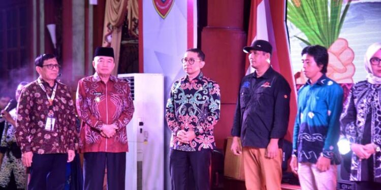 Gubernur Kalimantan Selatan, H Muhidin (dua dari kiri) bersama Menteri Kebudayaan RI, Fadli Zon dan Ketua Umum PWI Pusat, Hendry Ch Bangun saat menghadiri gala Dinner dalam rangkaian peringatan Hari Pers Nasional (HPN) tahun 2025 di Banjarmasin