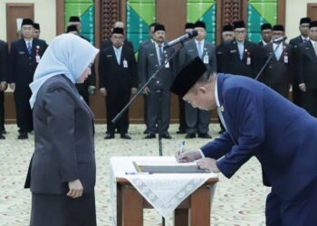 GUBERNUR Kalimantan Selatan H Muhidin saat menandatangani berita acara pengukuhan pejabat administrator dan pejabat pengawas di lingkungan Pemprov Kalsel, di Banjarbaru.