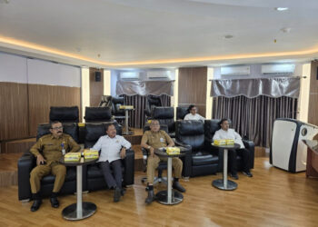 Kabid Perdagangan Dalam Negeri pada Dinas Perdagangan Provinsi Kalsel, Sutikno bersama sejumlah pejabat saat mengikuti Rakor Pengendalian Inflasi secara virtual melalui Command Centre Setdaprov Kalsel di Banjarbaru