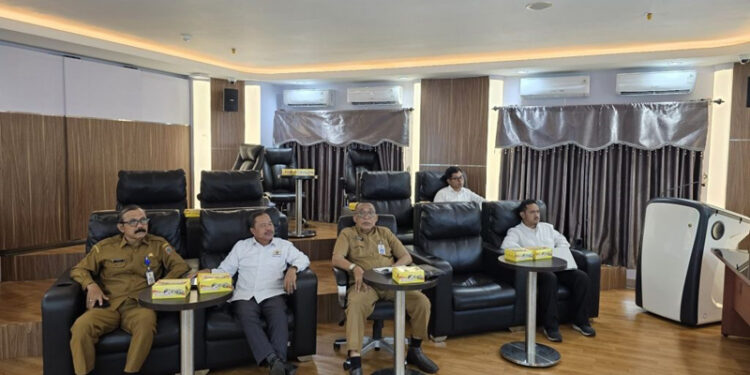 Kabid Perdagangan Dalam Negeri pada Dinas Perdagangan Provinsi Kalsel, Sutikno bersama sejumlah pejabat saat mengikuti Rakor Pengendalian Inflasi secara virtual melalui Command Centre Setdaprov Kalsel di Banjarbaru