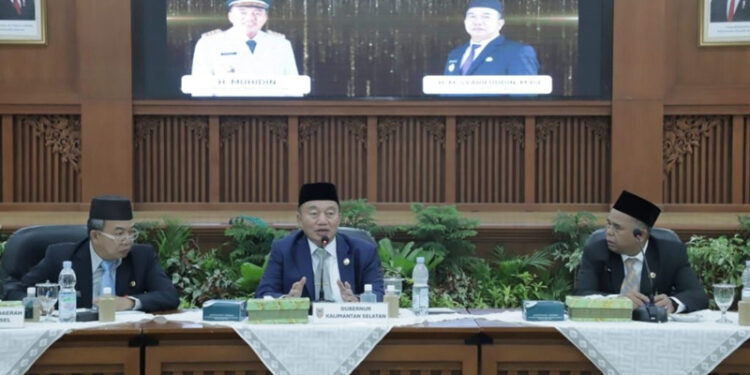 Gubernur Kalimantan Selatan, H Muhidin (tengah) ketika memimpin rapat koordinasi (Rakor) bersama pejabat di lingkungan Pemprov Kalsel di Banjarbaru