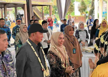 Gubernur Kalimantan Selatan, H Muhidin bersama isteri, Hj Fathul Jannah dan Kepala Dinas Perikanan dan Kelautan, Rusdi Hartono saat menghadiri kegiatan promosi kuliner ikan khas daerah di Anjungan Kalsel, Taman Mini Indonesia Indah (TMII) Jakarta