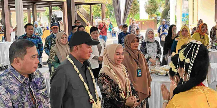 Gubernur Kalimantan Selatan, H Muhidin bersama isteri, Hj Fathul Jannah dan Kepala Dinas Perikanan dan Kelautan, Rusdi Hartono saat menghadiri kegiatan promosi kuliner ikan khas daerah di Anjungan Kalsel, Taman Mini Indonesia Indah (TMII) Jakarta