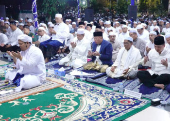 Gubernur Kalimantan Selatan, H Muhidin bersama pejabat dan masyarakat saat mengikuti malam peribadatan Nisfi Sya’ban di halaman Masjid Raya Sabilal Muhtadin Banjarmasin