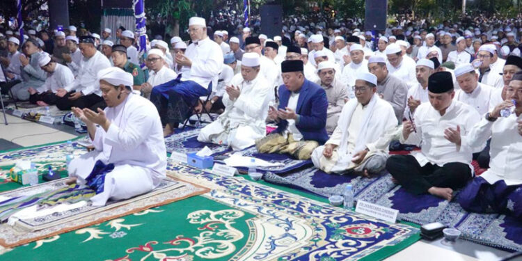 Gubernur Kalimantan Selatan, H Muhidin bersama pejabat dan masyarakat saat mengikuti malam peribadatan Nisfi Sya’ban di halaman Masjid Raya Sabilal Muhtadin Banjarmasin