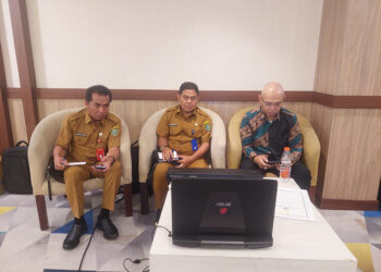 PLH Bupati Tapin H Sufiansyah saat mengikuti zoom meeting rapat koordinasi pengendalian Inflasi bersama Kementerian Dalam Negeri.