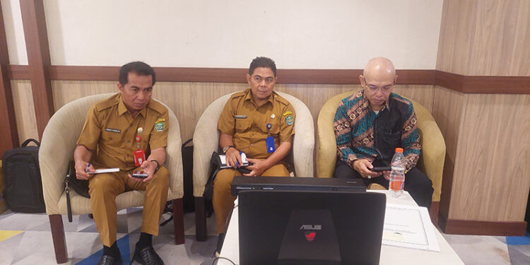 PLH Bupati Tapin H Sufiansyah saat mengikuti zoom meeting rapat koordinasi pengendalian Inflasi bersama Kementerian Dalam Negeri.