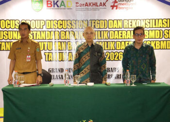 Plh Bupati Tapin H Sufiansyah berfoto bersama pada acara FGD dan Rekonsiliasi Penyusunan Standar Barang Milik Daerah serta Standar Kebutuhan Barang Milik Daerah TA 2026