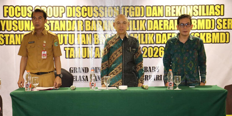 Plh Bupati Tapin H Sufiansyah berfoto bersama pada acara FGD dan Rekonsiliasi Penyusunan Standar Barang Milik Daerah serta Standar Kebutuhan Barang Milik Daerah TA 2026