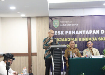 PLH Bupati Tapin H Sufiansyah saat membuka rapat desk pemantapan penyusunan dokumen perjanjian kinerja tahun 2025 di lingkungan Pemkab Tapin.