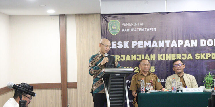 PLH Bupati Tapin H Sufiansyah saat membuka rapat desk pemantapan penyusunan dokumen perjanjian kinerja tahun 2025 di lingkungan Pemkab Tapin.