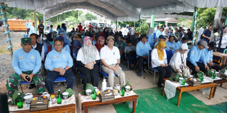 Plt Asisten Bidang Perekonomian dan Pembangunan Setdaprov Kalsel, H Isharwanto saat menghadiri peringatan Hari Peduli Sampah Nasional (HPSN) Tahun 2025 di Desa Indrasari, Kecamatan Martapura, Kabupaten Banjar