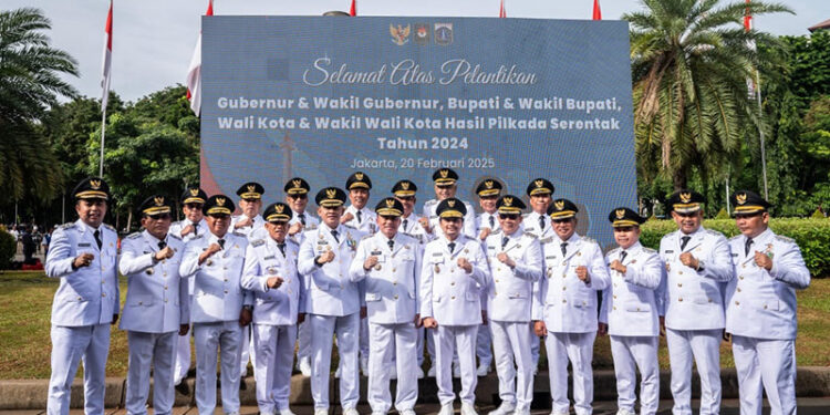 BUPATI dan Wabup Tapin H Yamani dan H Juanda berfoto bersama Gubernur dan Wagub Kalsel H Muhidin dan Hasnuryadi Sulaiman beserta kepala daerah terpilih se-Kalsel usai pelantikan di Istana Negara Jakarta, Kamis (20/2).