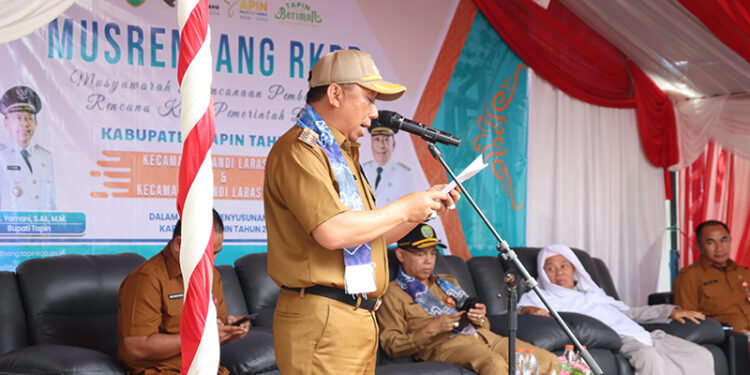 WABUP Tapin H Juanda saat memberikan sambutan pada Musrenbang RKPD Kecamatan CLS dan CLU, Senin (24/2).