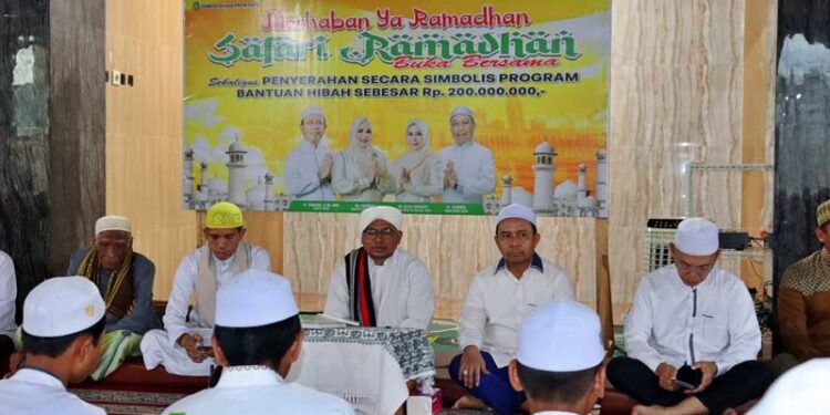 Bupati Tapin H Yamani saat melaksanakan safari Ramadhan di desa Lokpaikat, kecamatan Lokpaikat.