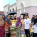Ketua DWP Tapin Hj Mashuriyah dan jajaran saat menyerahkan bantuan sembako ramadhan untuk korban terdampak banjir di Kelurahan Raya Belanti, Kecamatan Binuang yang terjadi beberapa waktu lalu.