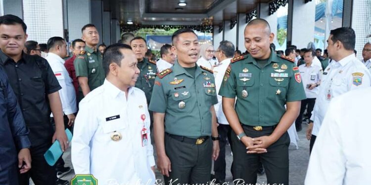 Bupati Tapin H Yamani bersama Forkopimda Tapin saat ikut menyambut kunjungan silaturahmi Pangdam VI Mulawarman di Banjarmasin.