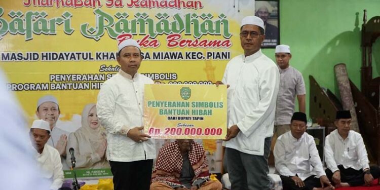 Bupati Tapin H Yamani saat menyerahkan bantuan untuk Masjid Hidayatul Khair desa Miawa, kecamatan Piani.
