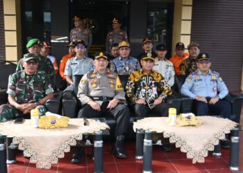 Bupati Tapin yang diwakili Asisten Pemerintahan dan Kesra H Zainal Abidin bersama Forkopimda Tapin saat menghadiri apel gelar pasukan operasi keselamatan intan 2025.