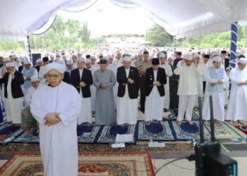 Gubernur Kalimantan Selatan, H Muhidin dan istri Hj Fathul Jannah dan Wakil Gubernur, Hasnuryadi Sulaiman bersama istri, drg Ellyana Trisya Hasnuryadi dan Pj Sekdaprov, Muhammad Syarifuddin dan istri Masrupah mengikuti sholat Idul Fitri 1466 Hijriah bersama ribuan masyarakat muslim