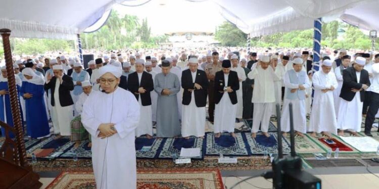 Gubernur Kalimantan Selatan, H Muhidin dan istri Hj Fathul Jannah dan Wakil Gubernur, Hasnuryadi Sulaiman bersama istri, drg Ellyana Trisya Hasnuryadi dan Pj Sekdaprov, Muhammad Syarifuddin dan istri Masrupah mengikuti sholat Idul Fitri 1466 Hijriah bersama ribuan masyarakat muslim