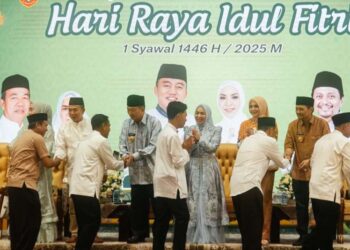 Gubernur Kalimantan Selatan, H Muhidin didampingi istri Hj Fathul Jannah dan Wakil Gubernur, Hasnuryadi Sulaiman didampingi istri drg Ellyana Trisya serta Pj Sekdaprov, M Syarifuddin beserta istri Ny Masrupah melaksanakan open house dan silaturahmi bersama Bupati/Walikota dan Forkopimda se-Kalsel