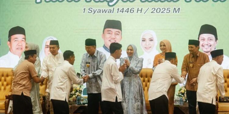 Gubernur Kalimantan Selatan, H Muhidin didampingi istri Hj Fathul Jannah dan Wakil Gubernur, Hasnuryadi Sulaiman didampingi istri drg Ellyana Trisya serta Pj Sekdaprov, M Syarifuddin beserta istri Ny Masrupah melaksanakan open house dan silaturahmi bersama Bupati/Walikota dan Forkopimda se-Kalsel