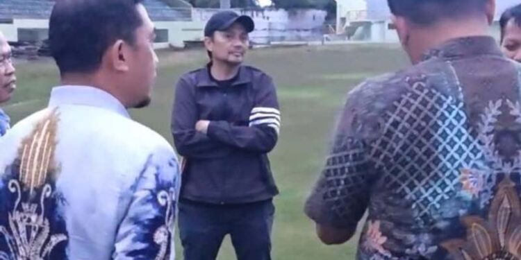 Wakil Gubernur Kalimantan Selatan, H Hasnuryadi Sulaiman saat meninjau Stadion 17 Mei Banjarmasin