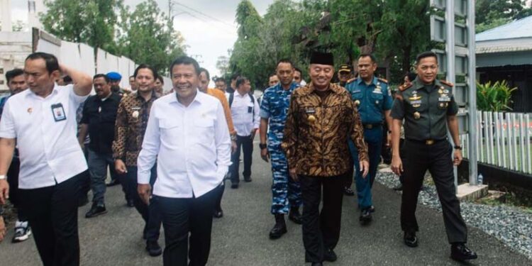 Gubernur Kalimantan Selatan, H Muhidin bersama Wakil Gubernur, Hasnuryadi dan sejumlah pejabat Forkopimda Kalsel saat mengantar kepulangan Kepala BIN RI, Letjen TNI (Purn) Muhammad Herindra kembali ke Jakarta