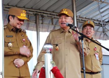 Gubernur Kalimantan Selatan, H Muhidin saat menyampaikan arahan dihadapan pejabat dan ASN di lingkungan Pemprov Kalsel didampingi Wakil Gubernur, Hasnuryadi Sulaiman dan Pj Sekdaprov Kalsel, Muhammad Syarifuddin