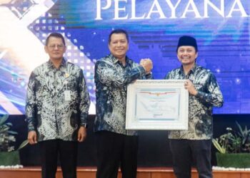 Wakil Gubernur (Wagub) Kalimantan Selatan, Hasnuryadi Sulaiman saat menerima penghargaan yang diserahkan langsung Wakil Menteri Pendayagunaan Aparatur Negara dan Reformasi Birokrasi, Komjen Pol (Purn) Purwadi Arianto